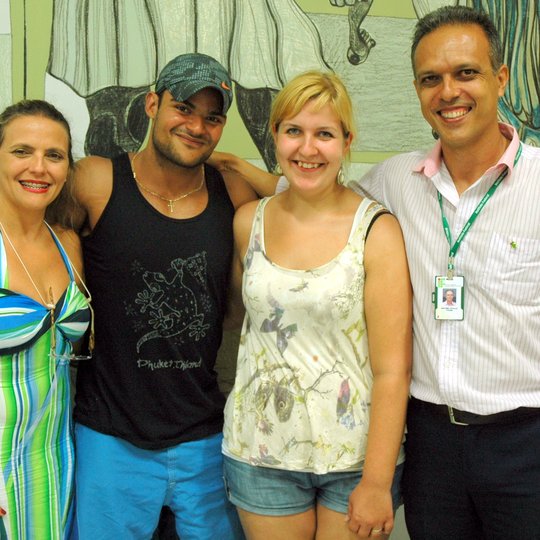 #20979 Casal de ex-alunos visita campus