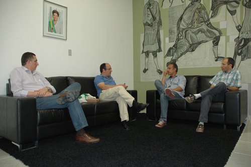 Professor Caetano Monteiro reuniu-se com o diretor Arnóbio Araújo. Foto: Tânia Carvalho