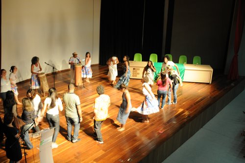 Servidores e alunos participam da dança. Foto: Cláudio Moura