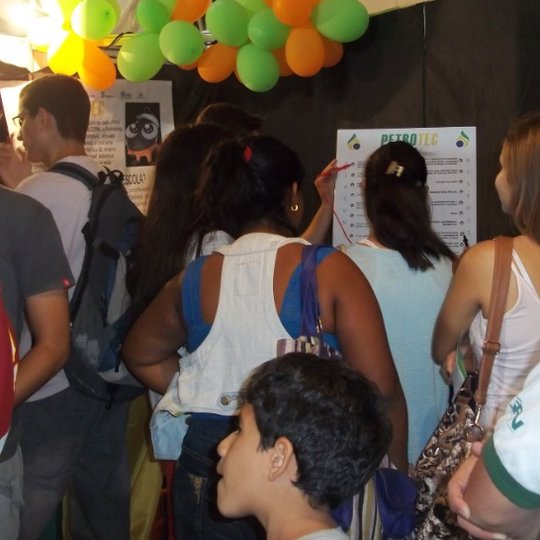 #22231 Projeto divulga setor de Petróleo e Gás na Cientec 2013