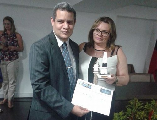 Zeneide Oliveira recebe certificado em razão de capacitação oferecida durante a 41ª FONAITec.