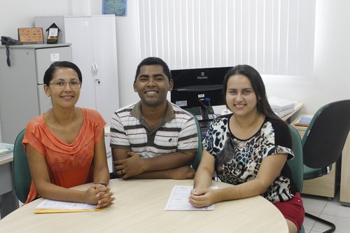 Os ex alunos Ana Maria de Paula, Francisco de Assis e Mayse Garcia ajudam a retomar trabalhos de cooperativa.