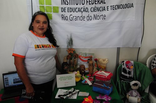 Professora Rita Rocha com o estande do Tramas. Crédito de imagem: Paulo Medeiros.