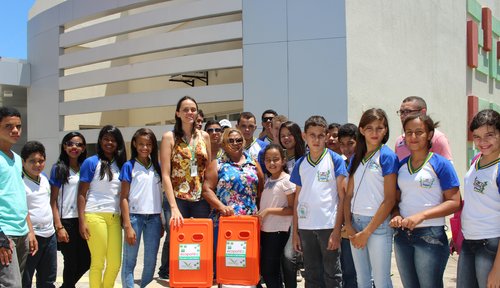 Os alunos da Escola Municipal Monsenhor Manuel Pereira da Costa realizam a entrega das pilhas e baterias