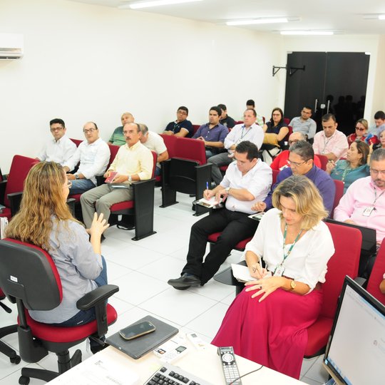 #23809 Jornada de trabalho é discutida em reunião