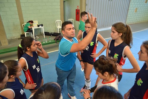 Professor João Dias e a equipe de vôlei feminino