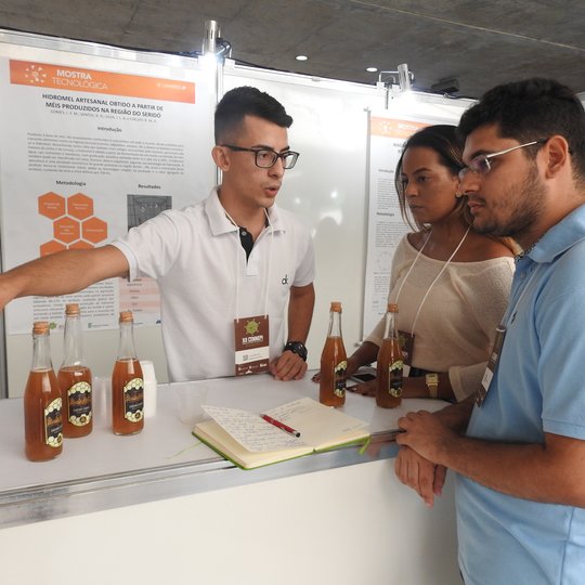 #24482 Estudantes desenvolvem bebida fermentada a partir do mel de abelha
