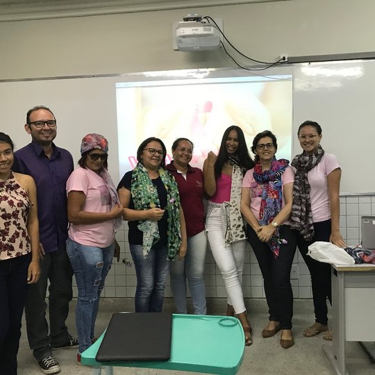 #24573 Estudantes arrecadam lenços para grupo de apoio a mulheres com câncer