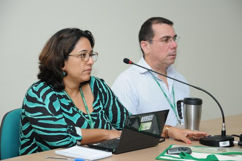 Pró-Reitora de Extensão, Régia Lúcia Lopes e Assessor de Relações Internacionais, Marcelo Camilo, durante o evento.