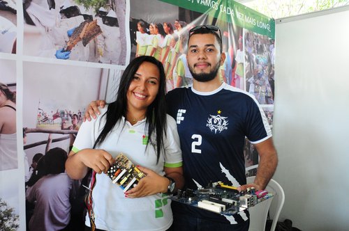 Rafaela Costa e Ayrton Rocha, extensionistas do E-Lixo. Foto: Alberto Medeiros