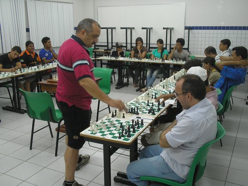 O MF Roberto Andrade enfrentou 23 enxadristas ao mesmo tempo no IFRN