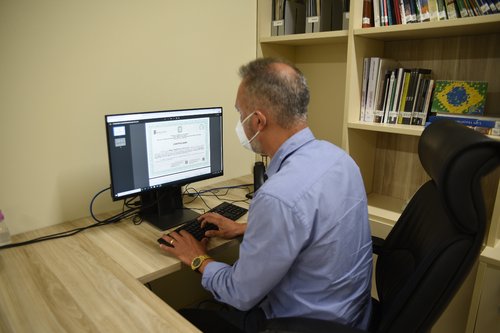 Reitor do IFRN, professor José Arnóbio, assina, eletronicamente, primeiro certificado digital de pós-graduação do IFRN.