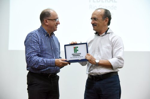 Belchior Rocha, Reitor do IFRN de 2008 a 2016, recebe placa de homenagem do atual Reitor, Wyllys Farkatt. Foto: Alberto Medeiros