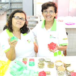 #25715 Oficina ensina alunas a produzir sabonete de forma artesanal