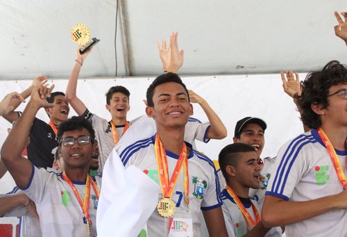 Renilson (ao centro) comemorando o troféu de campeão na fase regional dos JIFs 2017