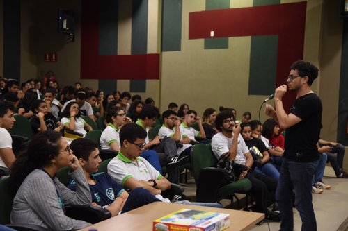 Estudantes discursaram no auditório da Reitoria. Foto: Thuan Duarte