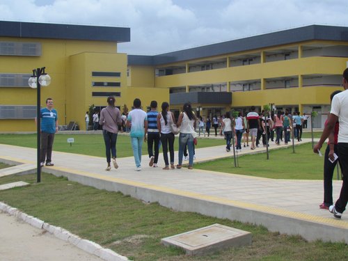 Candidatos entrando para fazer a prova no Campus Ceará Mirim