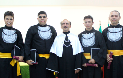 Edcleyton, Elton, Marcelo e Cleber comemoram o diploma ao lado do reitor do IFRN