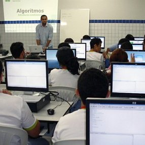 #27131 Professor da UnB realiza palestra sobre programação