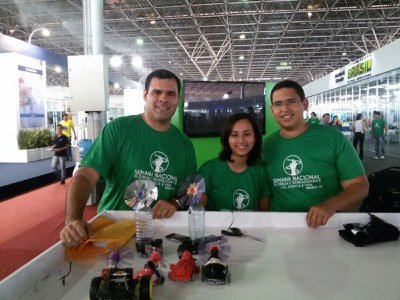 Os alunos Daniel Patrício e Keillany Martinho juntos com o professor Givanaldo Rocha durante o evento.