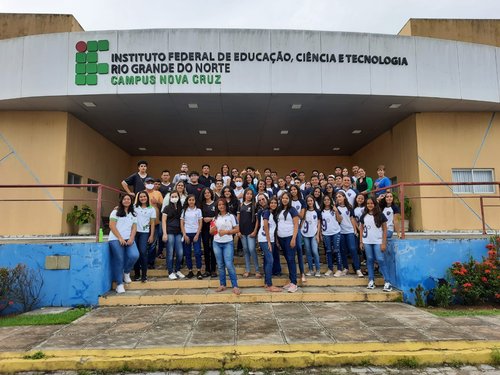 Estudantes da Escola Presidente Café Filho, da cidade de Brejinho, após a visita