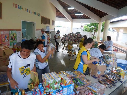 Voluntários trabalham na arrecadação das doações. Imagens: fan page da Prefeitura do Natal
