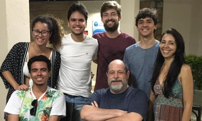 Professor Roberto ao lado dos estudantes do Lapern: Paulla, Álex, Vitor, Gabriel e Lucimar e Magno [sentado]