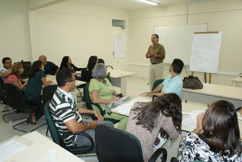 Professor Ricardo Falcão ministra oficina aos servidores do IFRN