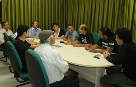 Comando de greve em reunião com a Reitoria para definir serviços essenciais.