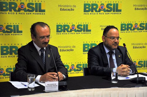 O reitor Belchior Rocha, empossado pelo ministro em exercício, José Henrique Paim Fernandes (foto: Diego Rocha)