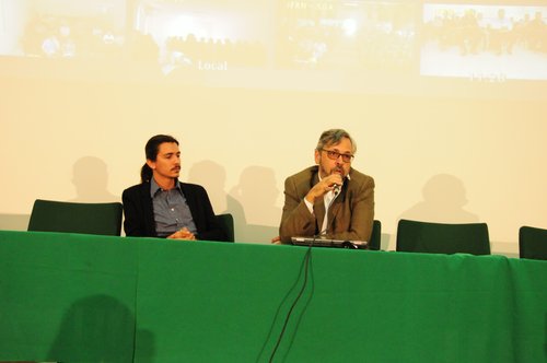 Professor Edgar Lyra, da PUC-Rio, à direita, e Alfredo Marques, mediador do debate após a palestra, à esquerda