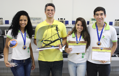 Larissa, Beatriz e João Victor conquistaram o primeiro lugar da categoria Engenharia, na 10ª FENECIT
