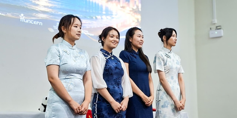 Intercambistas chinesas participaram da comemoração. Da esquerda para direita: Zhang Qin, Zhang Yishuo, Lu Yu, Yao Mengyi. Foto: Izabel Xavier