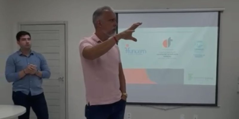 Reitor José Arnóbio em visita ao CT Mineral