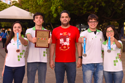 Estudantes foram premiados durante Campeonato Mundial de Matemática na China