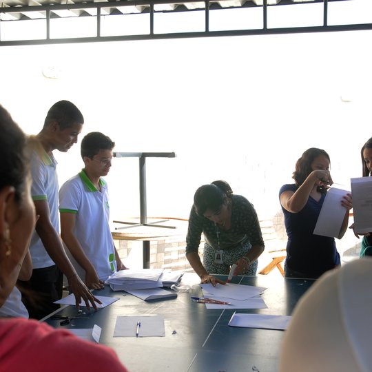#30418 Projeto Campus Verde promove oficina de confecção de envelopes com papel usado