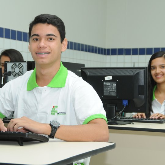 #30687 IFRN inicia implementação de laboratórios móveis com computadores virtuais 