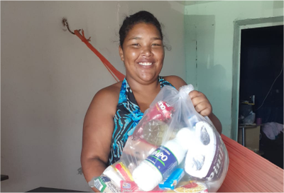 Nas Rocas, famílias receberam doação de cestas básicas