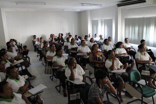 Programa Mulheres Mil: alunas atentas aos esclarecimentos da nutricionista Juliana Mello. Foto: Nivaldo Fonseca