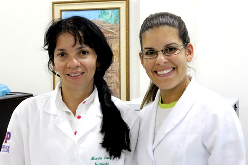 Maria Lucy e Aline Oliveira, estagiárias de nutrição, realizam campanha educativa no Campus. Fotos: Joanisa Prates
