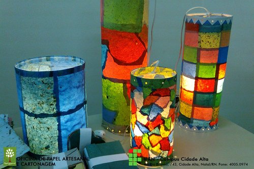 Luminárias produzidas pela Oficina de Papel Artesanal e Cartonagem Potiguar no Campus Cidade Alta.
