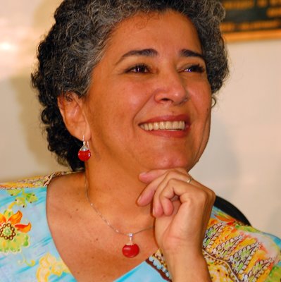 #33563 Escritora e jornalista pernambucana lança coleção de livros