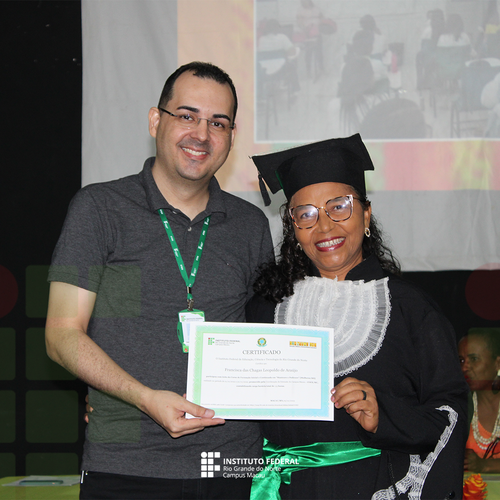 Marcos Leonardo, Diretor Acadêmico entregando certifcado à aluna