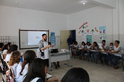 Professor Leandro Lispector junto à alunos na Escola Municipal Edinor Avelino, em Macau