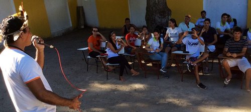 Cacique Luiz Catu fala para estudantes sobre a vida na Comunidade Indígena