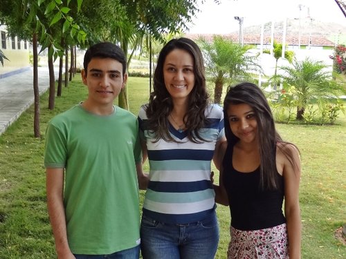 Profª Carol Corado com os alunos Daniel Silva e Valeska Alves: primeiro lugar no Connepi