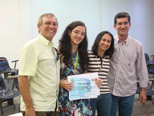 Ana Beatriz ao lado do coordenador geral do POTI, José Querginaldo (esquerda), e dos professores Enne Karol e Aldrin Rufino (direita)