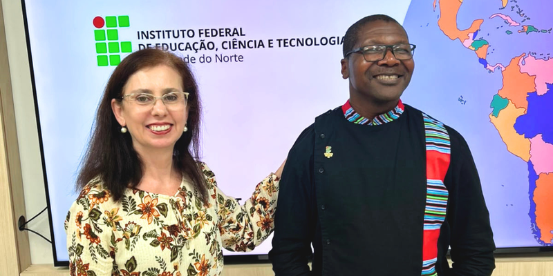 A pró-reitora de extensão do IFRN, professora Samira Delgado e o professor Azwinndini Muronga. Foto: João Eduardo.