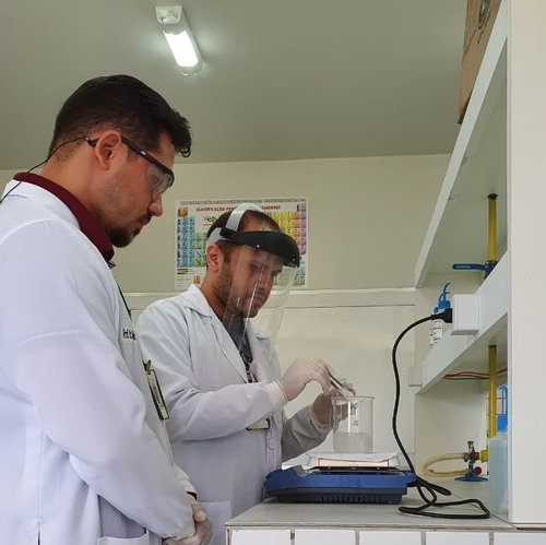 Servidores fazem álcool em gel nos laboratórios do Campus Nova Cruz