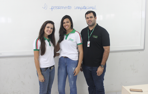 Raquel (centro) comemorou a aprovação do artigo para o evento ao lado dos professores Givanaldo e Pauleany